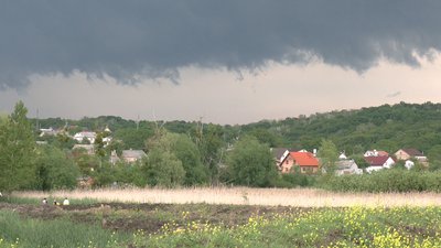 "Увімкнула телефон і набрала швидку": медики розповіли про стан жінки, в яку влучила блискавка на Рівненщині