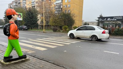 Світловідбивачі для пішохідних переходів встановили в Ужгороді. Як на це реагують жителі міста Світловідбивачі для пішохідних переходів встановили в Ужгороді. Як на це реагують жителі міста