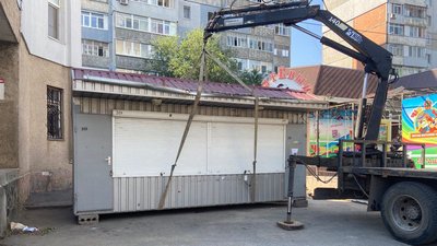 У Миколаєві демонтували незаконний кіоск. Він перекривав доступ до багатоповерхівки