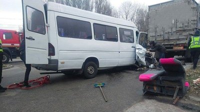 У Запоріжжі відбулася ДТП за участю маршрутки та вантажівки У Запоріжжі відбулася ДТП за участю маршрутки та вантажівки