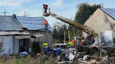 Комунальники усувають наслідки обстрілу