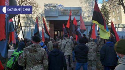 Біля сумського управління поліції мітингує "правий сектор": звинувачують у бездіяльності (ФОТО) Біля сумського управління поліції мітингує "правий сектор": звинувачують у бездіяльності (ФОТО)