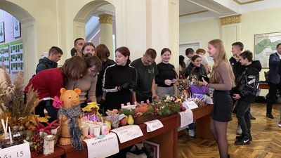 В університеті Полтави влаштували благодійний ярмарок В університеті Полтави влаштували благодійний ярмарок