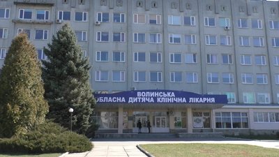 "Кулю видалили, стан задовільний", - лікар про поранену на балконі лучанку