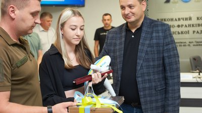 Сім'ї загиблого воїна з Івано-Франківської громади Олександра Бостана вручили нагороду "За мужність" III ступеня Сім'ї загиблого воїна з Івано-Франківської громади Олександра Бостана вручили нагороду "За мужність" III ступеня