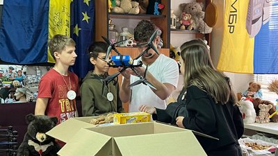 10 дронів на фронт передадуть волонтери ГО "Рух підтримки закарпатських військових" 10 дронів на фронт передадуть волонтери ГО "Рух підтримки закарпатських військових"