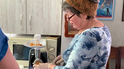 Тернопільські волонтери виготовили для бійців півтори тонни енергетичних батончиків Тернопільські волонтери виготовили для бійців півтори тонни енергетичних батончиків