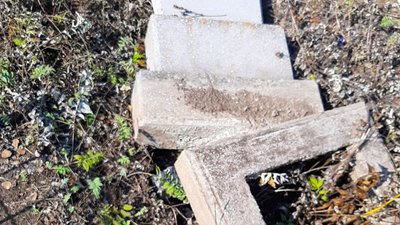 На Миколаївщині поліцейські викрили вандала, який вчиняв наругу над могилами односельців На Миколаївщині поліцейські викрили вандала, який вчиняв наругу над могилами односельців