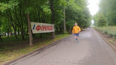 Чоловік фінішував у легкоатлетичному забігу парком протяжністю три тисячі метрів Чоловік фінішував у легкоатлетичному забігу парком протяжністю три тисячі метрів