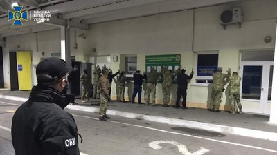 Працювали дві зміни митників: на Закарпатті СБУ викрила схему ввезення автомобілів з Європи