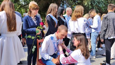 Останній дзвоник онлайн: випускники на Тернопільщині долучилися до всеукраїнського свята