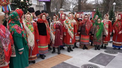 "Ми прийшли привітати вас із вечерею святою". У центрі Кропивницького колядували й щедрували "Ми прийшли привітати вас із вечерею святою". У центрі Кропивницького колядували й щедрували