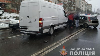 У Рівному зіткнулись бус та легковик, є травмований