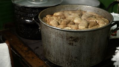 Волонтерять усім селом. Як в громаді на Буковині впродовж року війни допомагають військовим