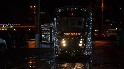 Без пасажирів, але з подарунками: в Одесі пройшов парад трамваїв