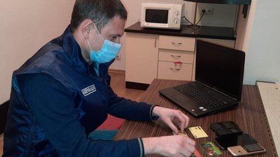 На Дніпропетровщині викрили групу людей, підозрювану в продажі неіснуючих масок та антисептиків