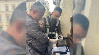 Посадовця затримали під час одержання 500 доларів