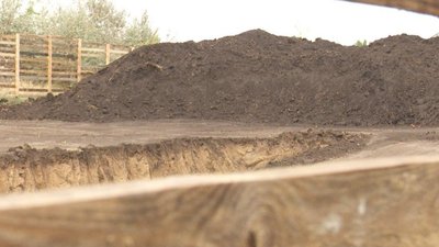 Жителі містечка на Дніпропетровщині скаржаться на хімічно забруднений котлован – репортаж