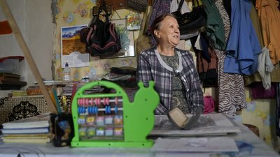 Живе і навчає дітей в літній кухні:
історія вчительки з розбитою хатою на Харківщині Живе і навчає дітей в літній кухні:
історія вчительки з розбитою хатою на Харківщині
