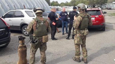 У Запоріжжі затримали двох посередників, що вимагали гроші за виїзд на окуповану територію У Запоріжжі затримали двох посередників, що вимагали гроші за виїзд на окуповану територію