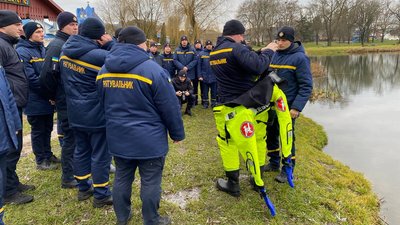 Волинські рятувальники закупили 50 гідрокостюмів. Як їх випробовують Волинські рятувальники закупили 50 гідрокостюмів. Як їх випробовують