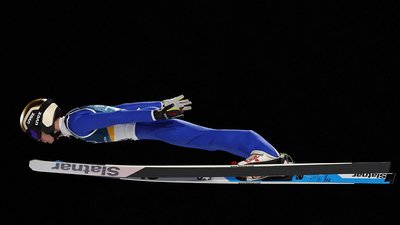 Євген Марусяк стрибає з нормального трампліна на Олімпіаді-2026