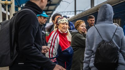 Понад 200 пенсіонерів евакуювали з Дніпропетровщини на захід України