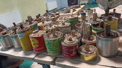 У ліцеї на Житомирщині шиють подушки, плетуть маскувальні сітки та зробили понад дві тисячі окопних свічок У ліцеї на Житомирщині шиють подушки, плетуть маскувальні сітки та зробили понад дві тисячі окопних свічок