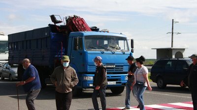 Зникли трудові книжки: на Харківщині люди перекривали трасу
