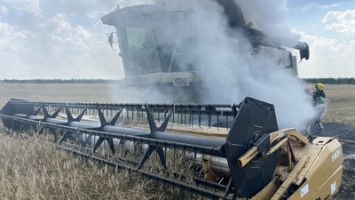 
Під час жнив загорівся комбайн у полі на Рівненщині