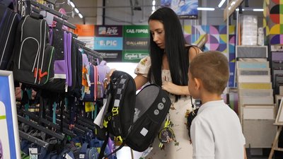 Марина Габа із сином Артемом купують шкільне приладдя