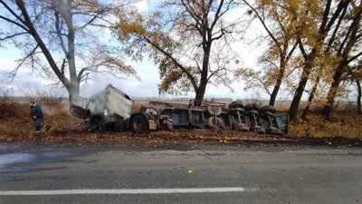 На Полтавщині перекинулась і загорілася вантажівка