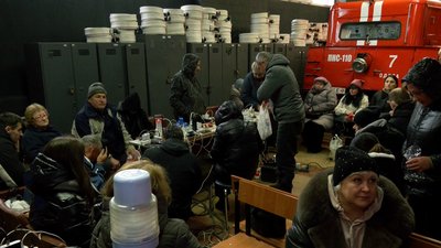 Люди в пункті незламності в ДСНС в Одесі 