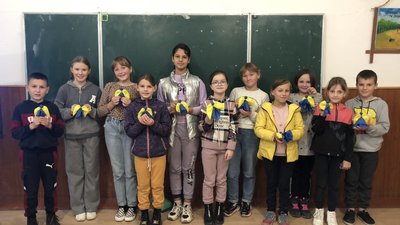 Закарпатські вихованці центру туризму виготовили янголів-охоронців для військових ЗСУ