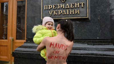Активістки Femen вимагали у Зеленського скасувати наказ про військовий облік жінок Активістки Femen вимагали у Зеленського скасувати наказ про військовий облік жінок