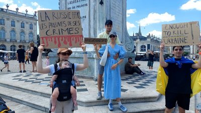 Під гаслом "Росія вбиває планету". Біженці з Миколаївщини долучилися до мітингу у Франції Під гаслом "Росія вбиває планету". Біженці з Миколаївщини долучилися до мітингу у Франції