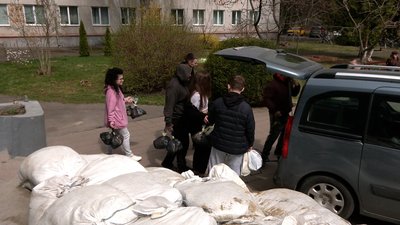 "Великодні кошики" поїхали з Рівного до Харкова: їх зібрали для пенсіонерів і людей з інвалідністю