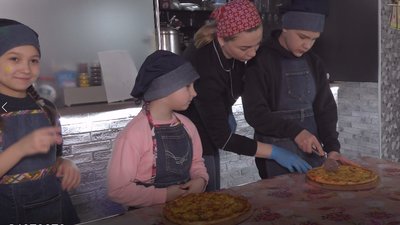 Відволікаються, знайомляться, спілкуються під час випікання піци: переселенці провели майстерклас з кулінарії для дітей Відволікаються, знайомляться, спілкуються під час випікання піци: переселенці провели майстерклас з кулінарії для дітей