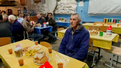 "Ми віримо, що ми не забуті": як готуються до Великодня у прифронтовому Оріхові "Ми віримо, що ми не забуті": як готуються до Великодня у прифронтовому Оріхові