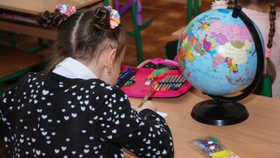 Вдарила школярку книгою: на Харківщині поліція перевіряє дії вчительки