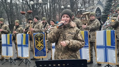 Експромтом організували концерт. У Миколаєві виступив військовий оркестр Експромтом організували концерт. У Миколаєві виступив військовий оркестр