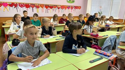 З першого вересня 2023 року одна зі шкіл в Миколаївській області розпочала очне навчання. Загалом на Миколаївщині станом на 11 вересня в офлайн форматі працює 57 закладів загальної середньої освіти.