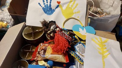 Колишня далекобійниця з Хмельницького виготовляє окопні свічки для воїнів Колишня далекобійниця з Хмельницького виготовляє окопні свічки для воїнів