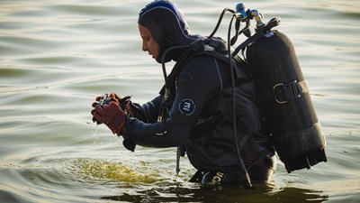 Рятувальник шукає потопельника у Харкові Рятувальник шукає потопельника у Харкові