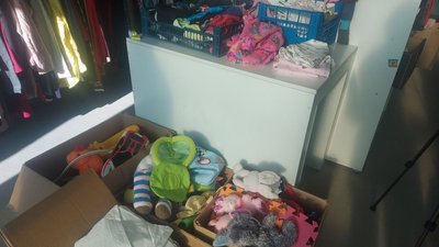 У Хмельницькому працює магазин безкоштовного одягу. За речі люди не платять У Хмельницькому працює магазин безкоштовного одягу. За речі люди не платять