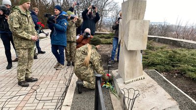 Люди кладуть квіти біля меморіалу загиблим військовим, фото: Суспільне Люди кладуть квіти біля меморіалу загиблим військовим, фото: Суспільне