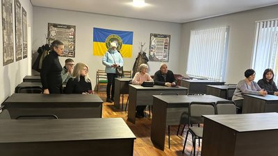 На Волині рідним чотирьох загиблих бійців на сході вручили посмертні відзнаки На Волині рідним чотирьох загиблих бійців на сході вручили посмертні відзнаки