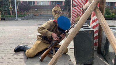 З гарматами та кулеметами. У Франківську відтворили події депортації З гарматами та кулеметами. У Франківську відтворили події депортації