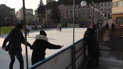 3 тисячі в бюджет, понад 400 000 - з бюджету. Хто заробляє на ковзанці у центрі Франківська