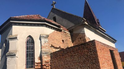 Стіни костелу в неоготичному стилі, які відновлюють Стіни костелу в неоготичному стилі, які відновлюють